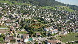 Dahlienpark, die ruhige Oase an zentraler Lage, im Hingergrund die Wälder des Gubrist