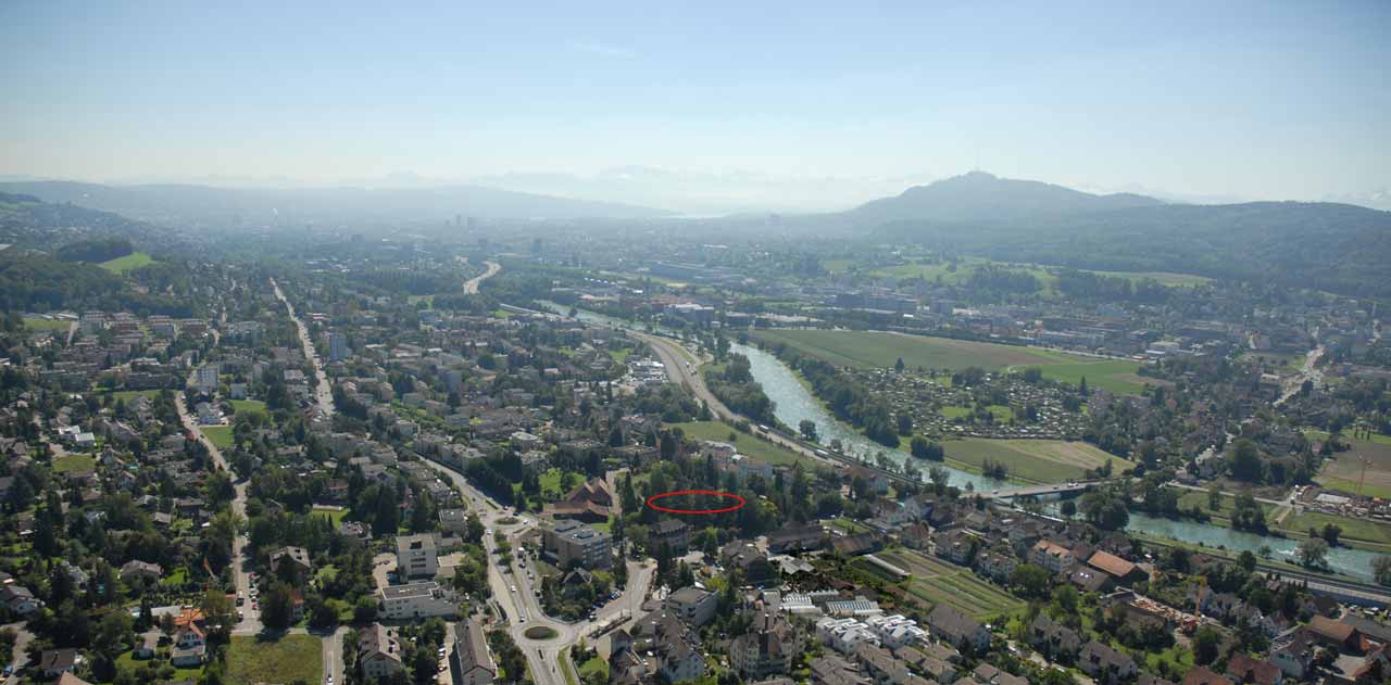 Dahlienpark, vor den Toren Zürichs, im Hintergrund Üetliberg, Zürichsee und Alpen