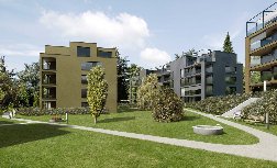 Grosse Geb&auml;udeabst&auml;nde erm&ouml;glichen Durchblicke.